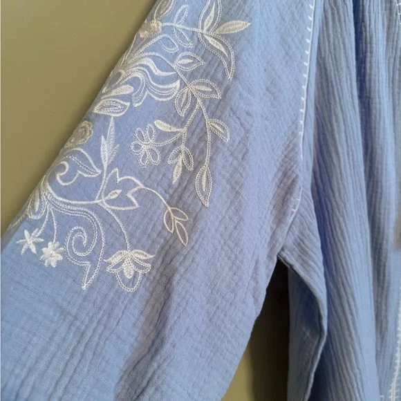 Easel Light Blue Blouse with White Embroidery gauze feminine soft - Picture 3 of 11